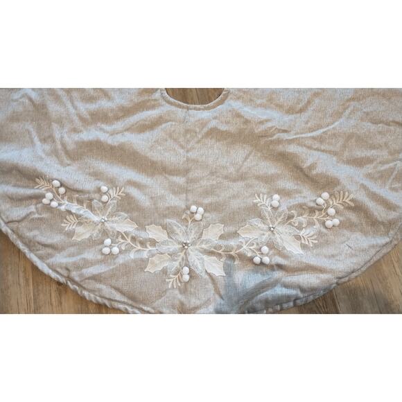Christmas tree skirt decorated with flowers and snowflakes Gray/white color - Picture 2 of 10